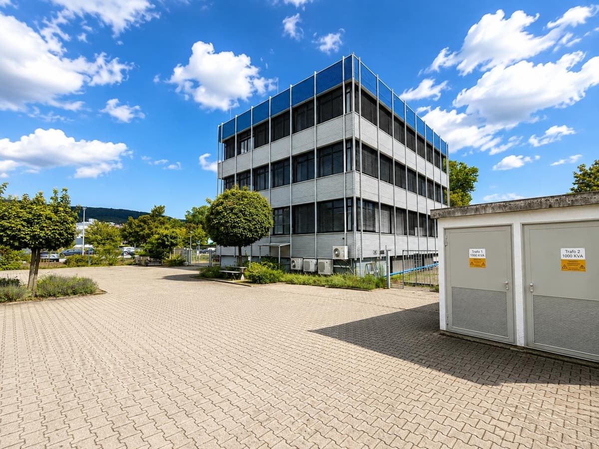 Bürogebäude von außen mit Trafohäuschen