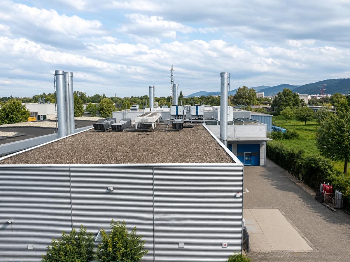Dachaufsicht der Halle mit RLT-Geräten, Blick zum Odenwald