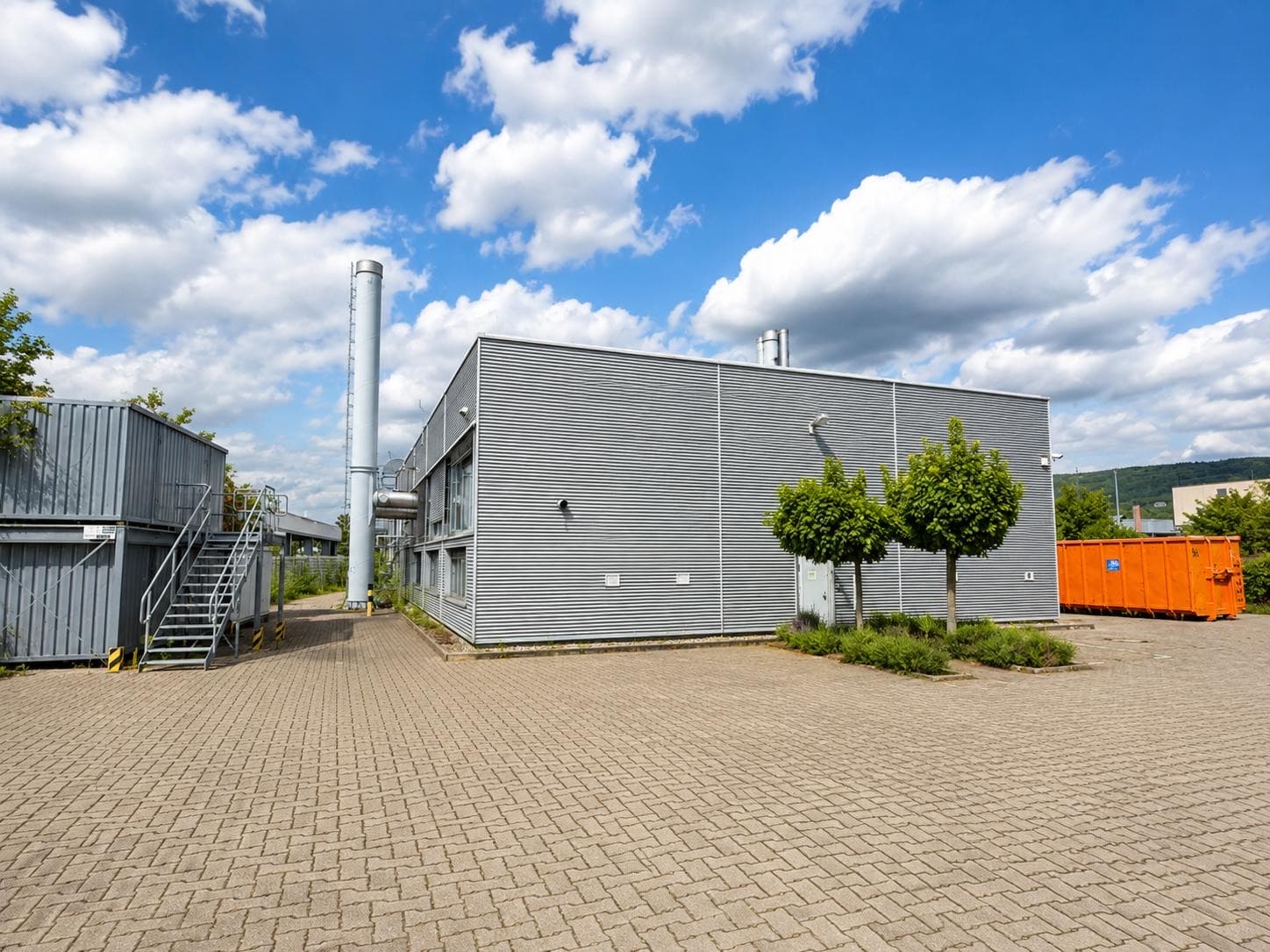 Halle von außen mit Kamin und Hof
